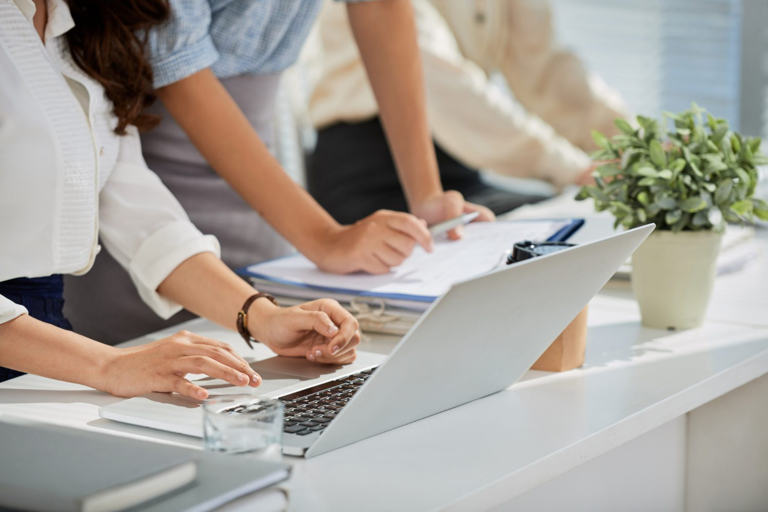 personas trabajando en una oficina