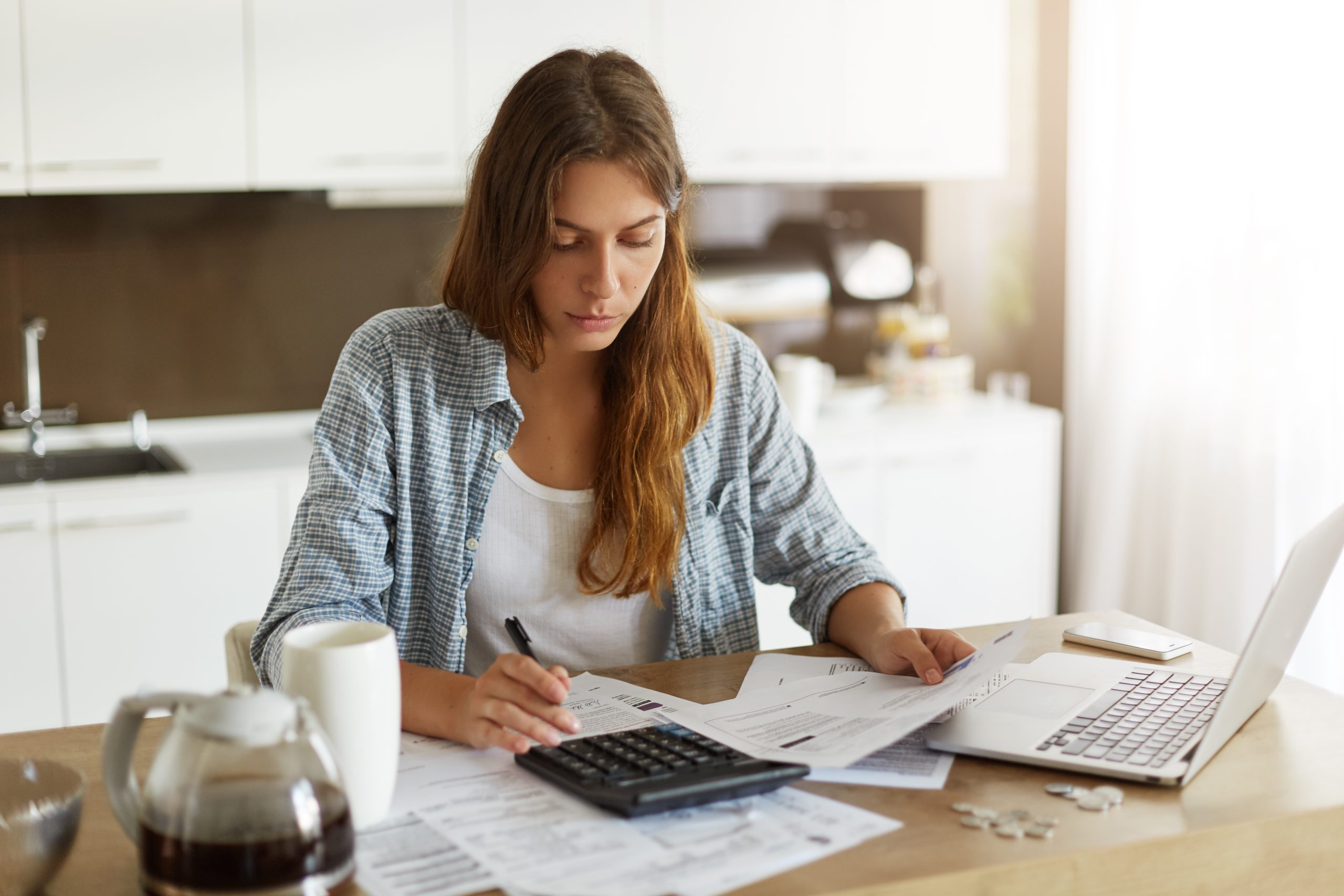 joven mujer controlando su presupuesto haciendo impuestos